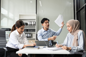 Boss is angry and blames the staff for poor work, the team leader's failure is not satisfied with the report.