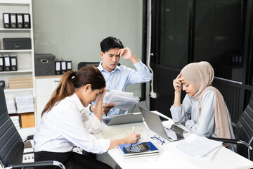 Boss is angry and blames the staff for poor work, the team leader's failure is not satisfied with the report.