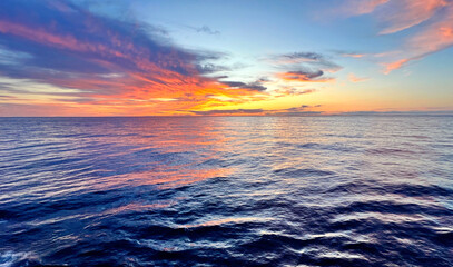 Obraz premium Fairy floss sunset over the deep blue ocean