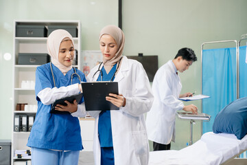 Obraz premium Doctors and nurses working together in a hospital ward, showcasing professionalism, teamwork