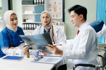Obraz premium Doctors and nurses working together in a hospital ward, showcasing professionalism, teamwork