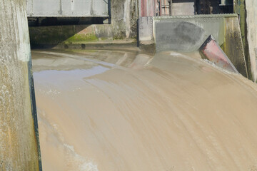 offene Staustufe bei Hochwasser