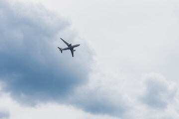 Airplane in the sky: An airplane in flight is captured against a slightly cloudy sky. The shot highlights the power of the aircraft and the vastness of the sky.