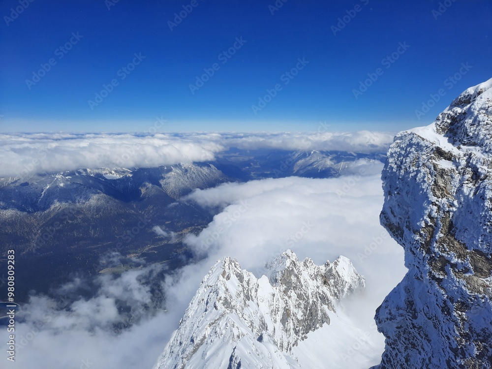 Wall mural schneebedeckter berggipfel in österreich. blick auf die alpen von der zugspitze, dem höchsten berg d