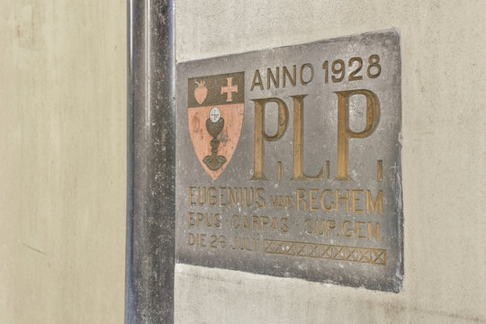 Vintage 1928 commemorative plaque on a wall