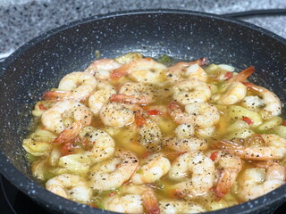 후라이팬 기름에 튀기는 새우 마늘 감바스 요리