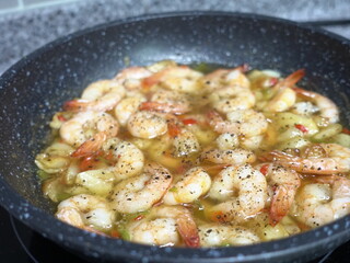 후라이팬 기름에 튀기는 새우 마늘 감바스 요리