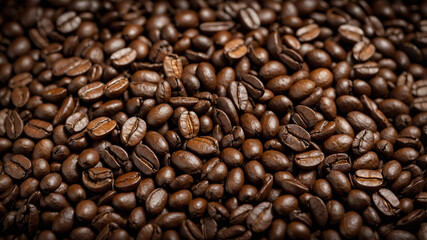 Obraz premium Close-up image of roasted coffee beans showcasing their rich, dark brown color and glossy texture.