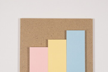 パステルカラーの付箋が彩る「付箋とMDF（post-it note and MDF）」