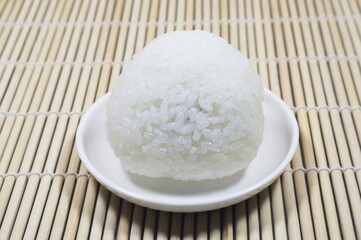 ご飯一粒一粒が光る。おにぎり（onigiri）