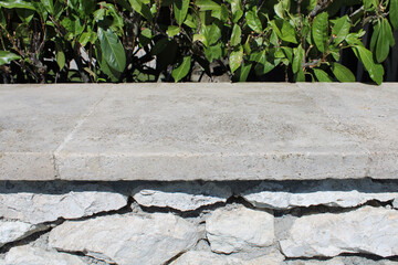 Margelle, couvertine, dessus de mur en pierre, muret en pierre, aménagement des extérieurs