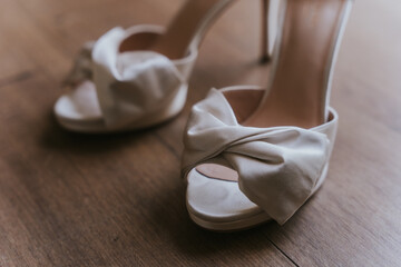 Zapatos de novia blancos solos en el suelo 