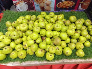 The pear is a sweet-tasting pip fruit of which there are two thousand varieties india,Sweet gree fresh Pear pic