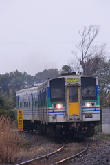 Obraz premium 通学ラッシュに備えて長編成を組む久留里線キハ37・38形気動車_2010/02/11撮影