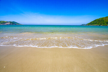 夏、海、青空、青い海、砂浜に打ち寄せる波