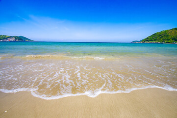 夏、海、青空、青い海、砂浜に打ち寄せる波