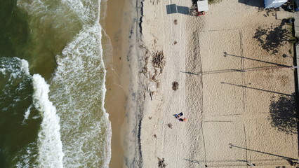 Praia linda com guarda sol e barco