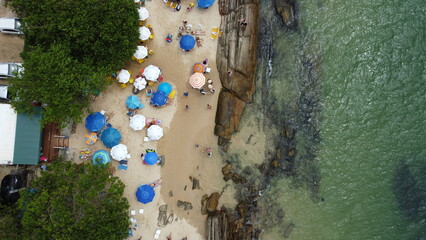 Praia linda com guarda sol e barco