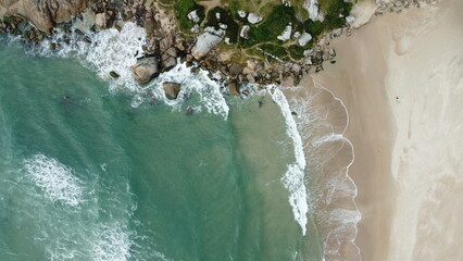 Praia linda com guarda sol e barco