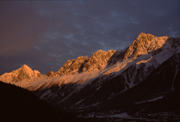 Obraz premium Majestic Mountain Range at Sunset