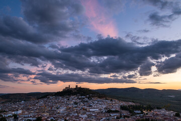 Obraz premium Atardecer en Alcalá de la Mota, Jaén, España