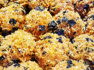 On September 2, 2024, in Shenzhen, Guangdong, a food shop is currently offering seaweed flavored pine and shellfish cuisine.