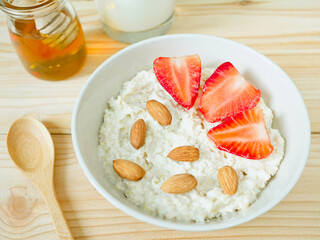 Oat porridge with almonds and fresh strawberries