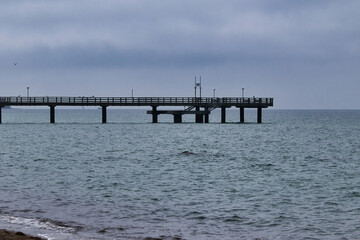 Obraz premium Pier in the Baltic Sea on a cloudy spring day in Rerik, Germany.