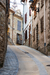 Calle empinada de un pueblo
