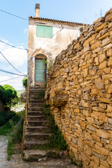 Puerta verde y escalera de una casa de pueblo
