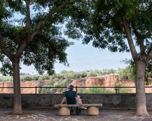 Sentadas en un banco mirando el paisaje