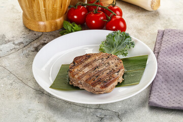 Grilled tuna medallion in the plate