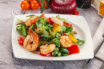Salad with prawn and quinoa