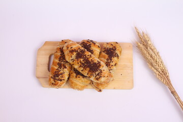 bread with raisins and chocolate