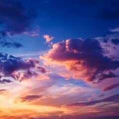 Obraz premium Fond d'écran d'un ciel crépusculaire éclatant avec des teintes vives de rouge et d'orange, parsemé de nuages doux.