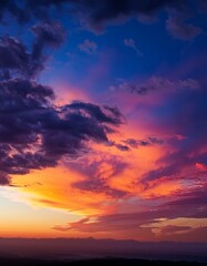 Naklejka premium Fond d'écran d'un ciel crépusculaire éclatant avec des teintes vives de rouge et d'orange, parsemé de nuages doux.