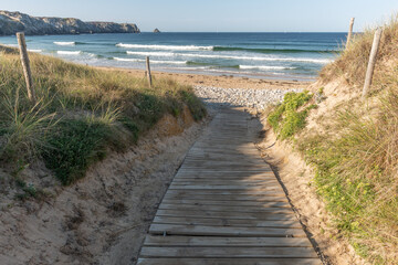 Obraz premium Way going to the Pen Hat Beach on the Iroise Sea.