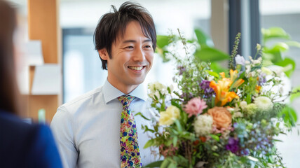 オフィスで花束を受け取るビジネスマン