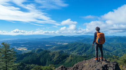Fototapeta premium 山頂から景観を楽しむ日本人登山者