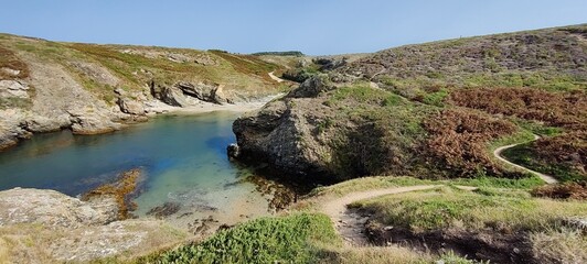Panorama depuis le sentier côtier sur une crique de la pointe des Poulains, Sauzon, Belle-Île-En-Mer, Bretagne, France