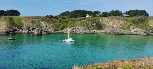 Catamaran au mouillage dans un crique abritée de la côte sauvage de Belle-Île-En-Mer, Bretagne, France