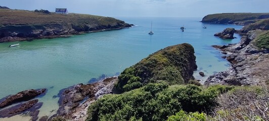 Voiliers au mouillage dans un crique abrit&eacute;e de la c&ocirc;te sauvage de Belle-&Icirc;le-En-Mer, Bretagne, France