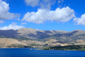 Obraz premium Typical coast of Kefalonia in the bay of Argostoli in Greece. In the distance the Lighthouse of Saints Theodore. 