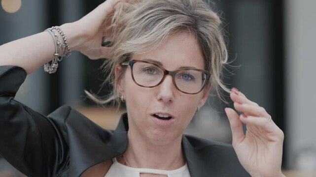 Donna al lavoro elegante