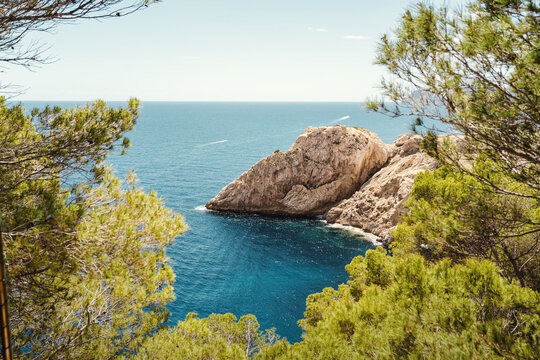 Ausblick raus auf die steinige Landzunge Punta des Castell&agrave;s vom Faro de Capdepera bei sch&ouml;nsten Sommerwetter auf Mallorca Spanien