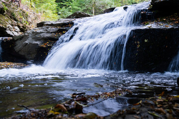 Obraz premium long exposure of waterfall flowing between rocks