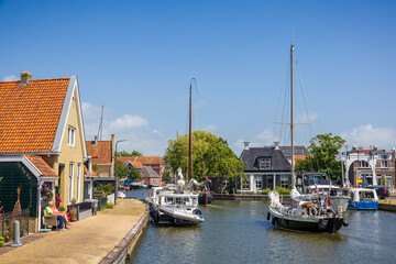 Boote nach dem Durchfahren einer Schleuse in Hindeloopen in den Niederlanden