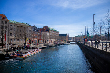 Fototapeta premium Touristic boat in a copenhagen channel in the middle of the city center