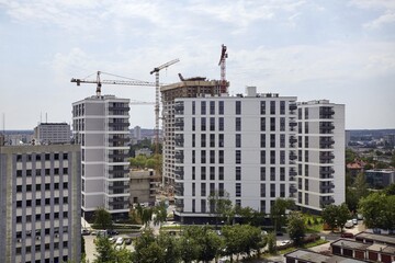 Budowa nowoczesnych apartamentowców w centrum miasta, plac budowy. © arteffect.pl