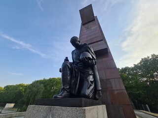 Statue eines Soldaten auf Knien am sowjetischen Ehrenmal im Treptower Park in Berlin